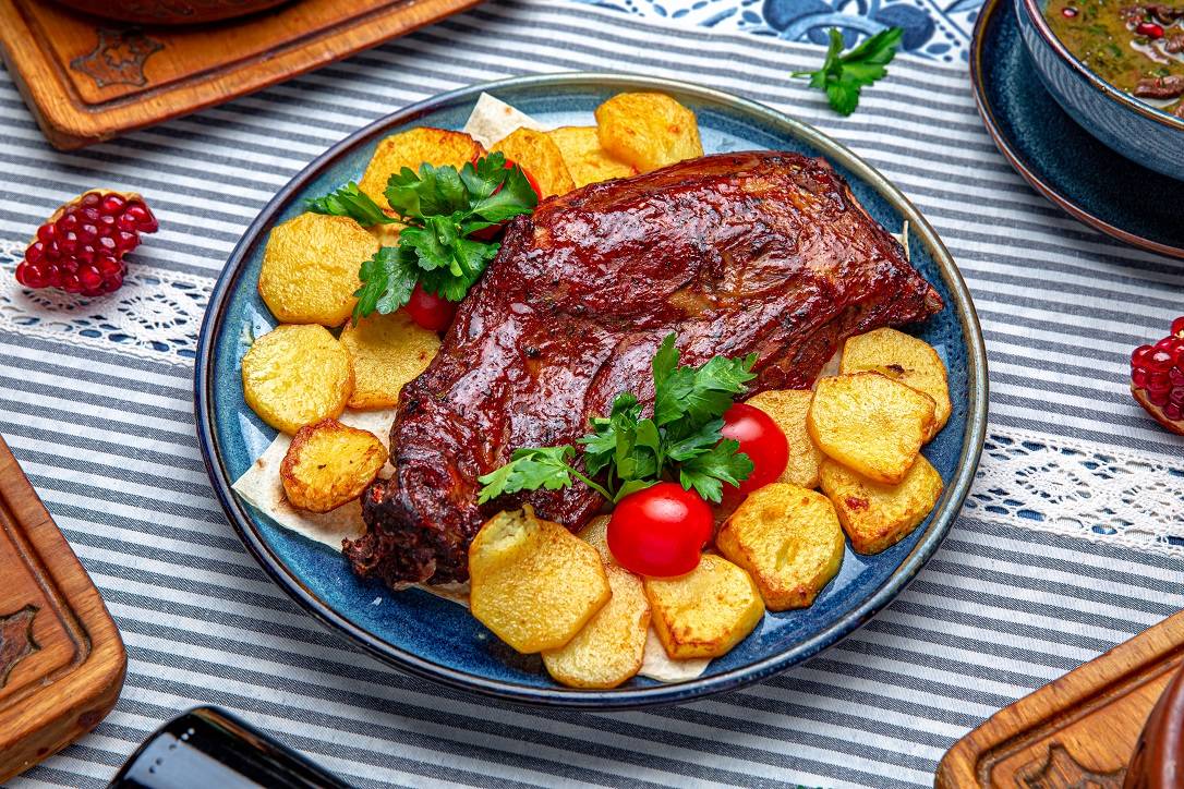 Ножка ягненка запеченная с картофелем